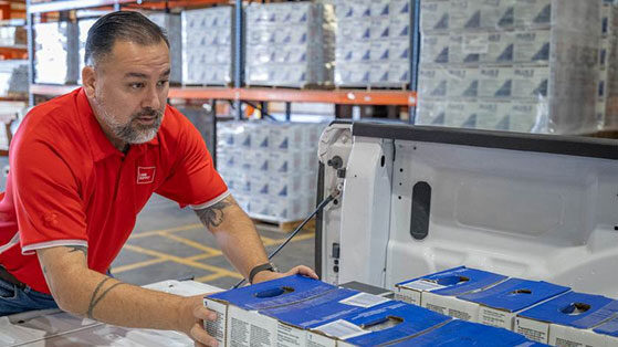 Gerente de sucursal cargando un camión